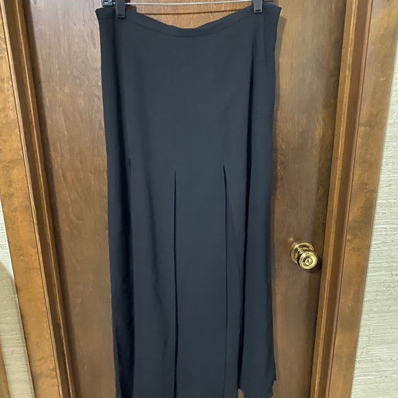 Lovely long skirt - Picture 1 of 3